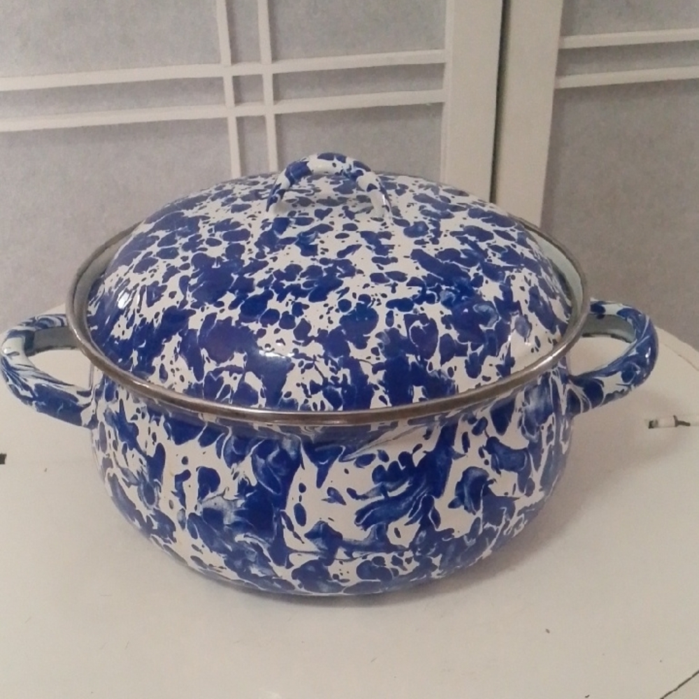 Golden Rabbit Blue and White Splatter Enamel 2 Qt Pot W/ Lid